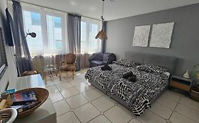 Central Charm - Bedroom & Kitchen Apartment Near The Main Station Hauptbahnhof